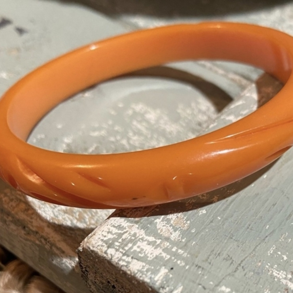 Vtg. Hand-carved Bakelite Bangle Orange - Picture 4 of 9